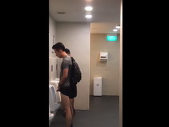คลิปตั้งกล้องแอบถ่ายควยผู้ชายยืนเยี่ยวในห้องน้ำศูนย์ออกกำลังกาย